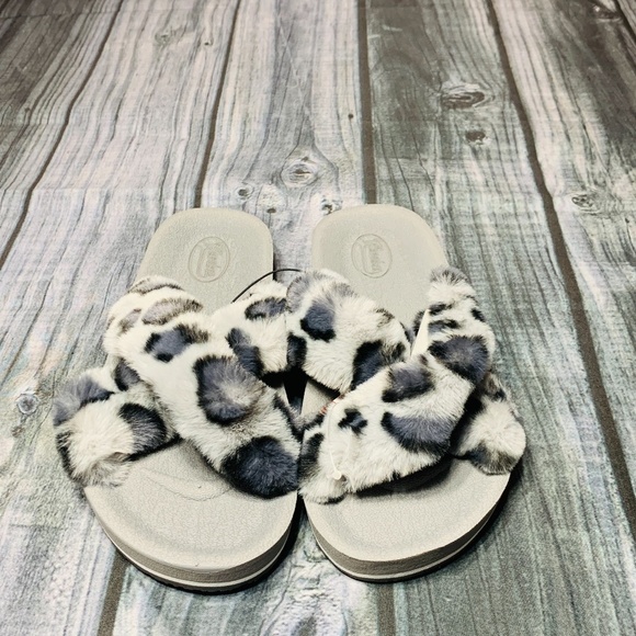 The Unbranded Brand Shoes - Fuzzy Slides